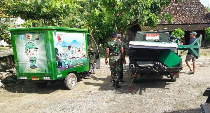 Anggota Satgas TMMD 110 Bojonegoro Kemasi Barang Di Posko